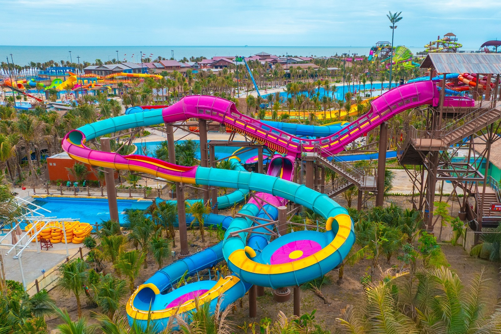 Công viên nước Vũng Tàu đón hàng nghìn khách trong ngày khai trương