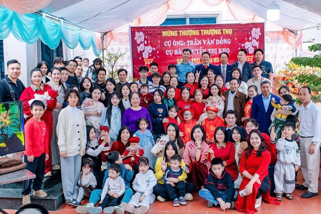 Đại gia đình 198 người ở Phú Thọ gây sốt vì bức ảnh xếp 6 hàng dịp Tết