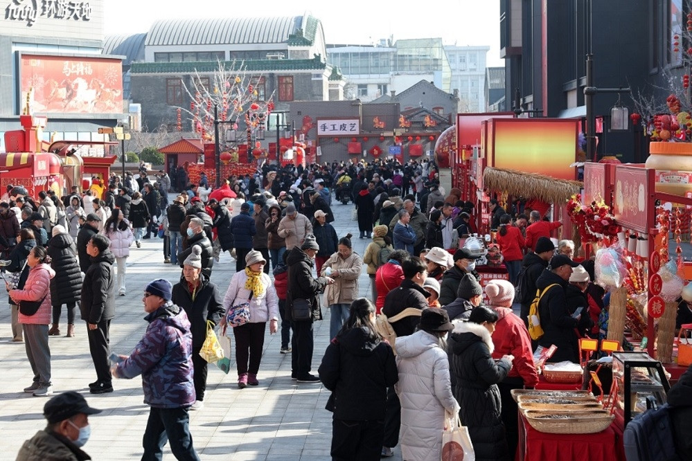 Đường phố Trung Quốc rực rỡ chuẩn bị đón Tết Bính Ngọ 2026