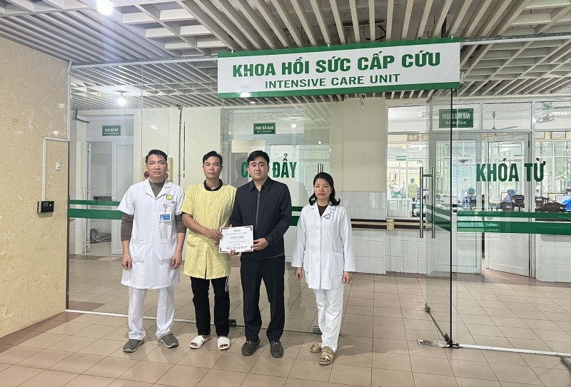 Em Tòng Văn Khánh được xuất viện về nhà đón Tết cùng gia đình