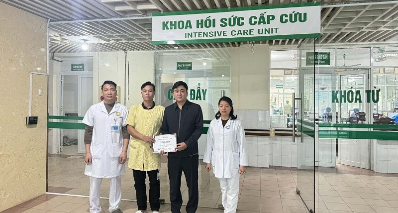 Em Tòng Văn Khánh được xuất viện về nhà đón Tết cùng gia đình