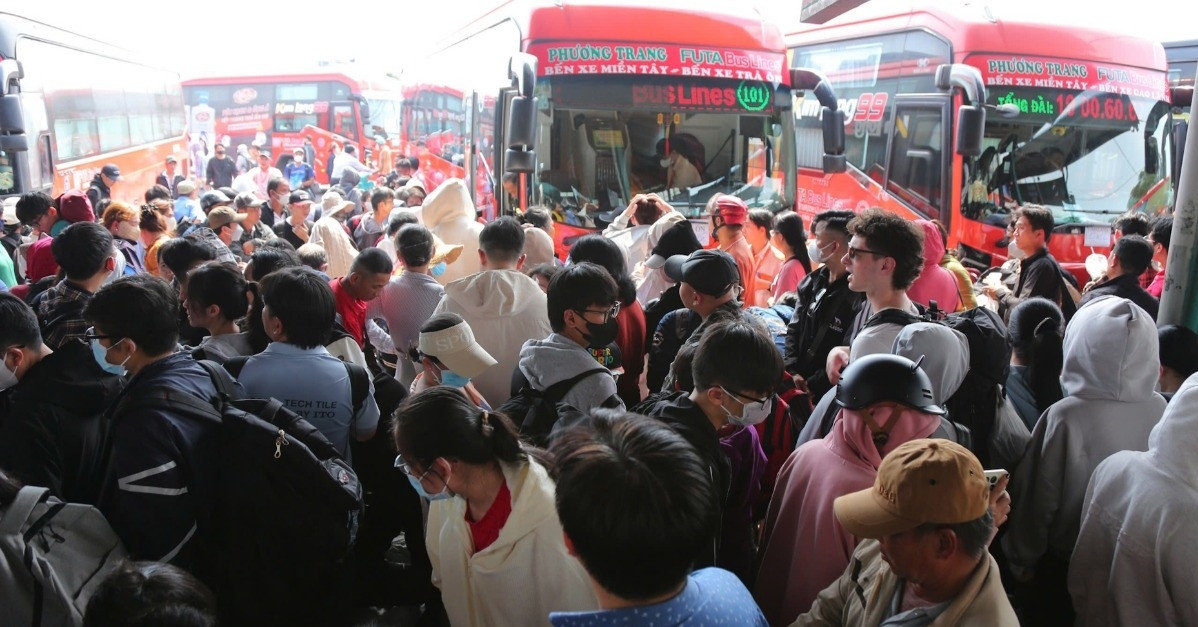 Hàng nghìn người chen kín Bến xe Miền Tây trong ngày 26 tháng Chạp