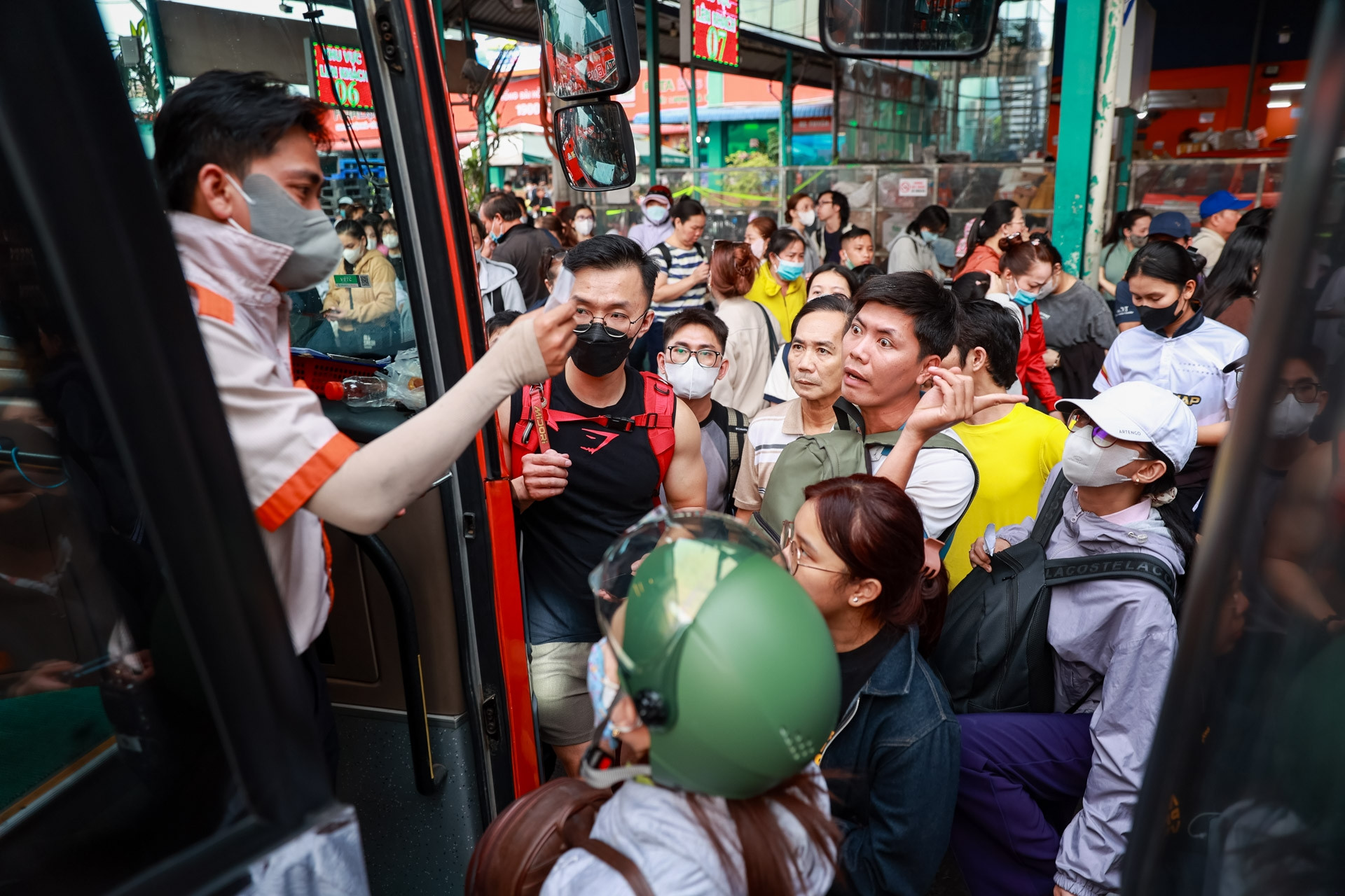 Hàng nghìn người chen kín Bến xe Miền Tây trong ngày 26 tháng Chạp