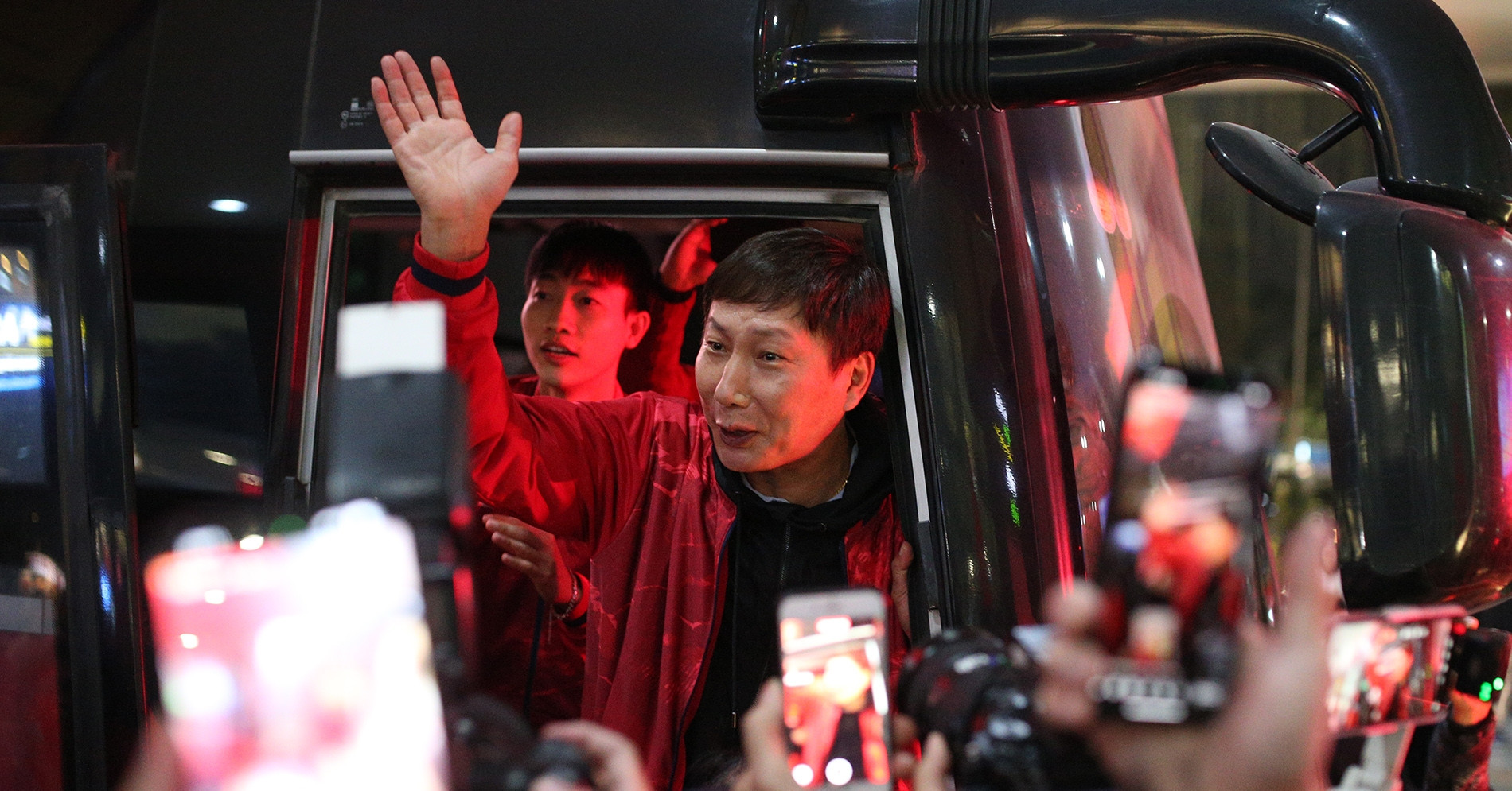 HLV Kim Sang Sik mang quà "đặc biệt" về Hàn Quố...