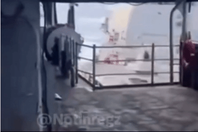 Khoảnh khắc tàu chiến Mỹ va chạm với tàu tiếp nhiên liệu