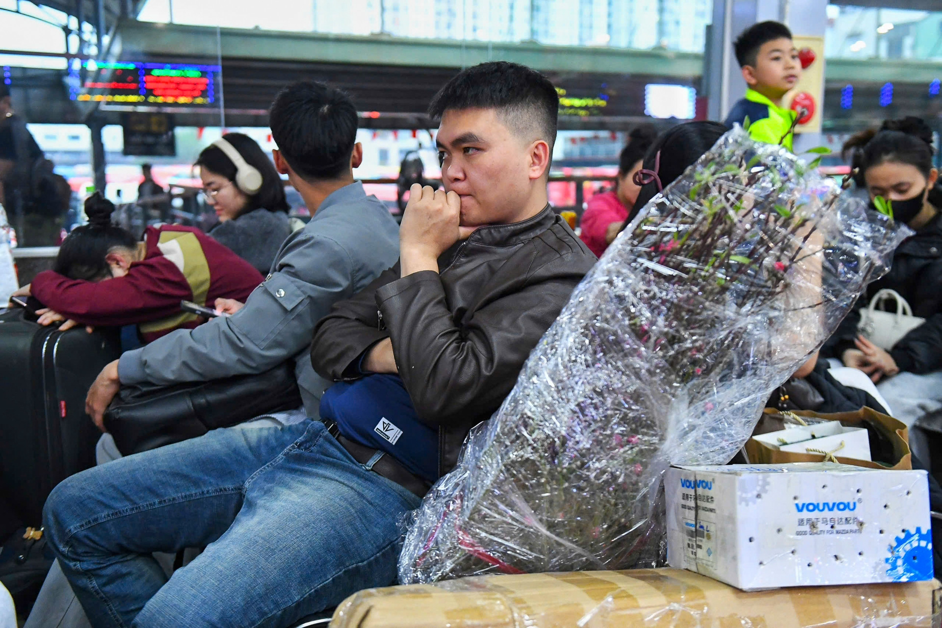 Người dân lỉnh kỉnh hành lý rời Thủ đô ngày làm việc cuối cùng năm Ất Tỵ