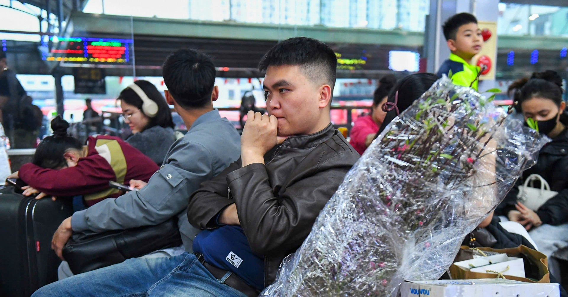 Người dân lỉnh kỉnh hành lý rời Thủ đô ngày làm việc cuối cùng năm Ất Tỵ