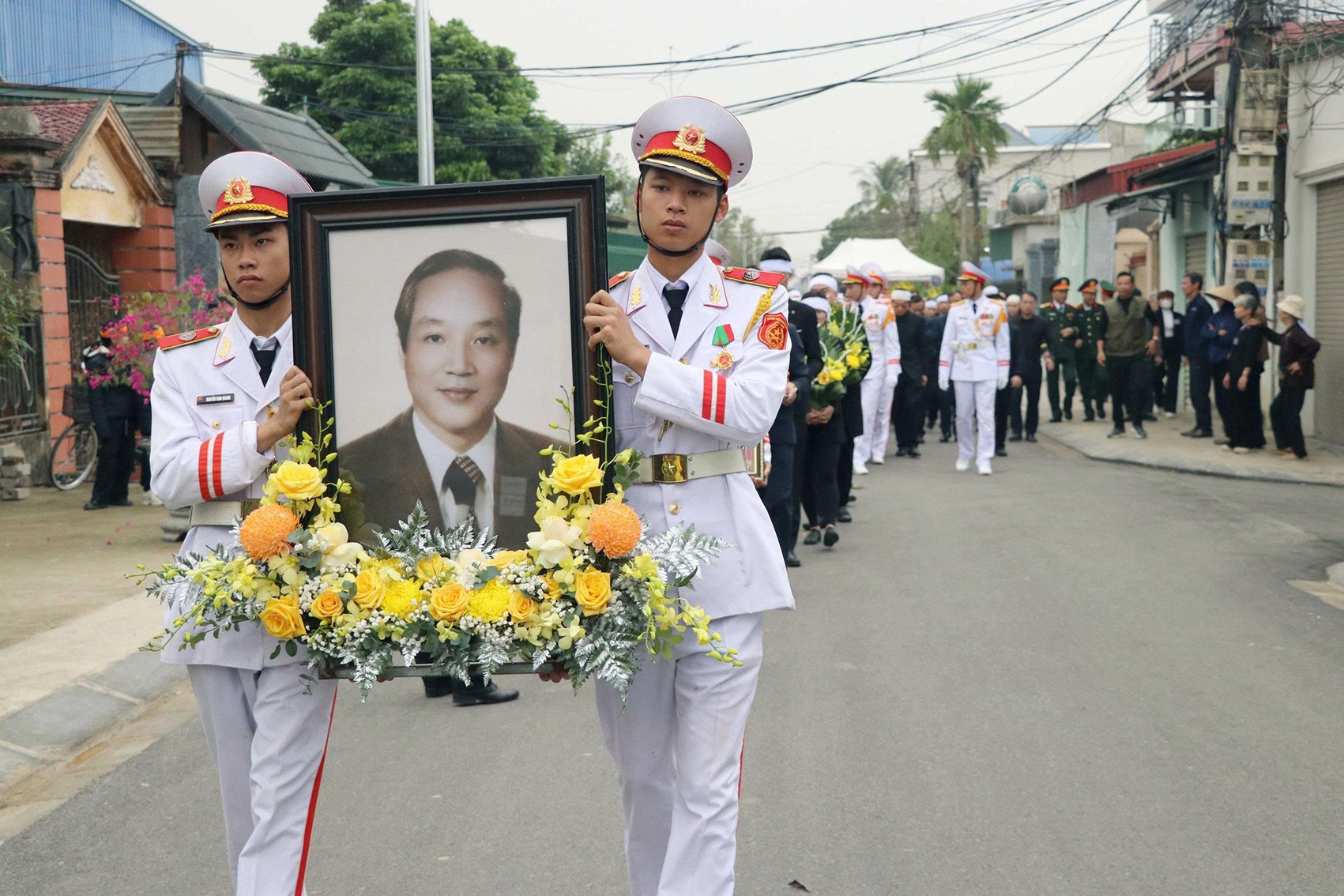 Người dân ở Hải Phòng xếp hàng hai bên đường làng tiễn biệt ông Đoàn Duy Thành