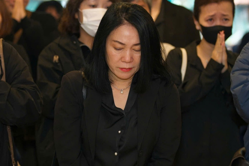 Nhà báo Tạ Bích Loan, MC Minh Hằng lặng đi trong đám tang của quay phim Quí Tùng VTV