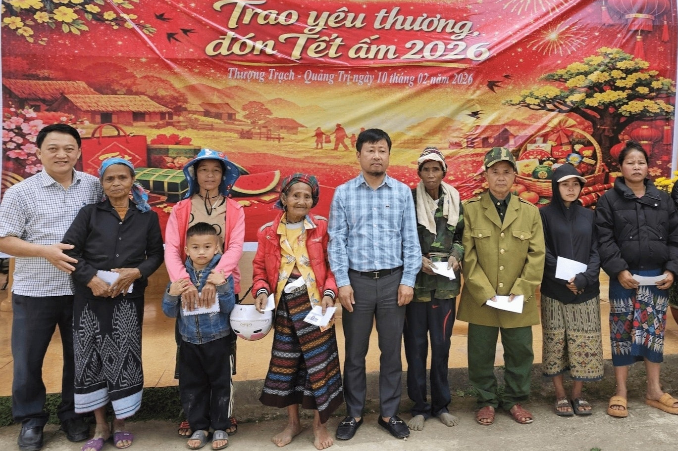 Nối dài yêu thương, VietNamNet mang xuân đến vùng lũ, vùng biên