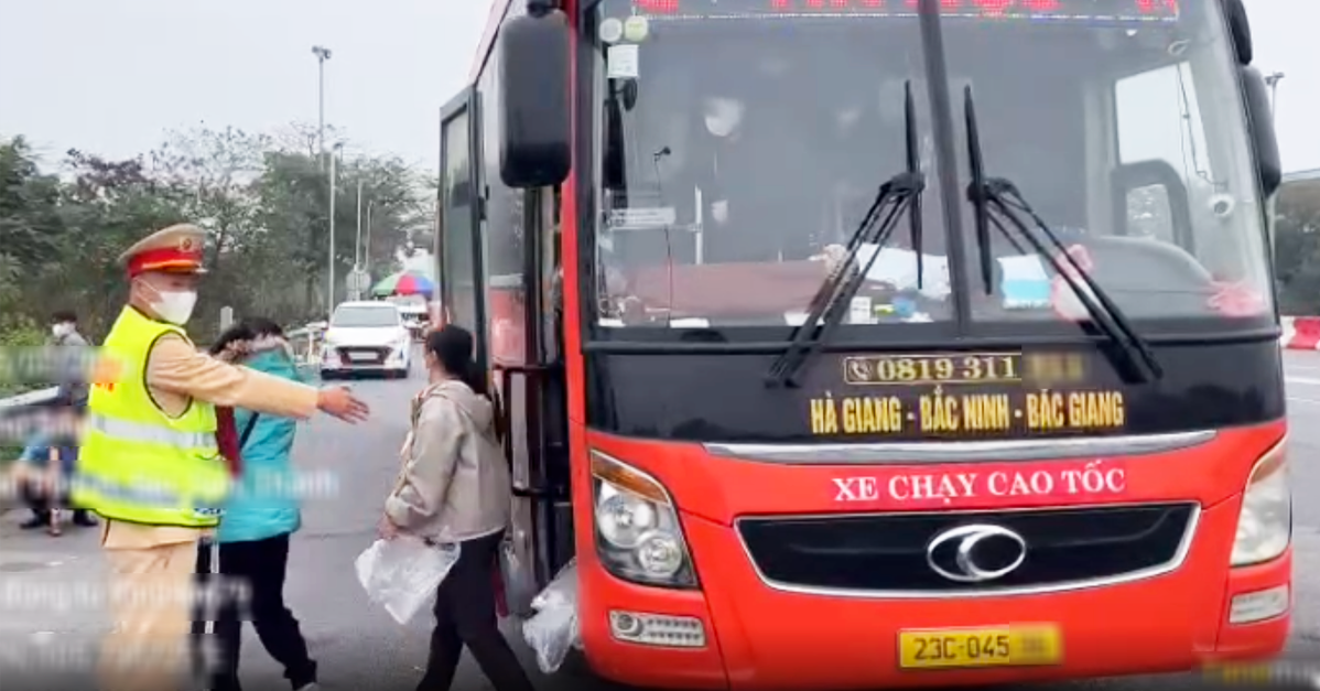 Ô tô 45 chỗ "nhồi" 83 hành khách, bị phạt 207 t...