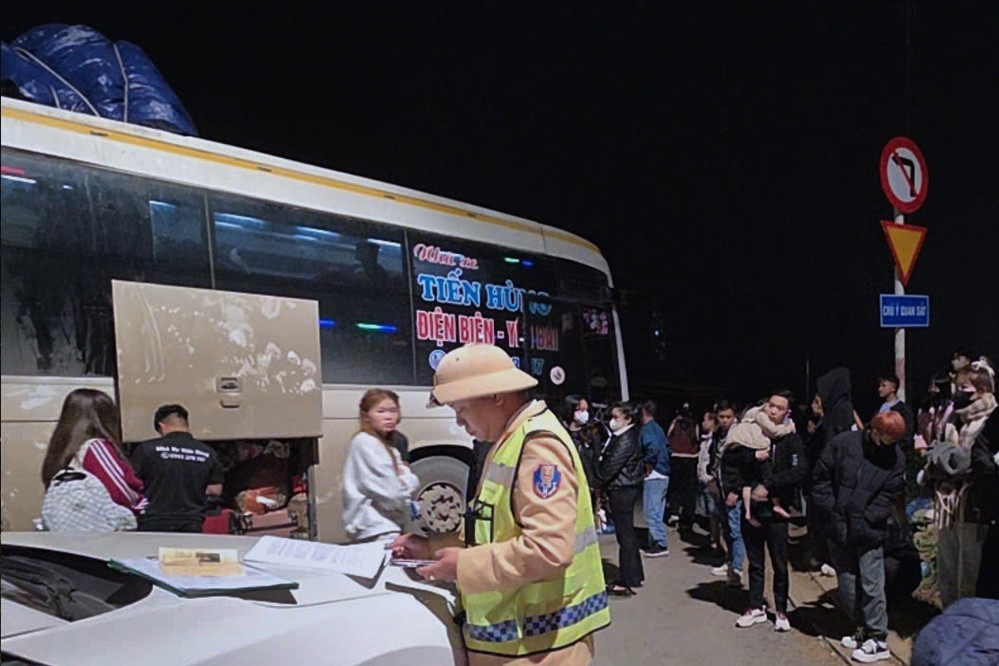 Ô tô 'nhồi nhét' khách về quê ăn Tết, tài xế và chủ xe bị phạt gần 100 triệu đồng