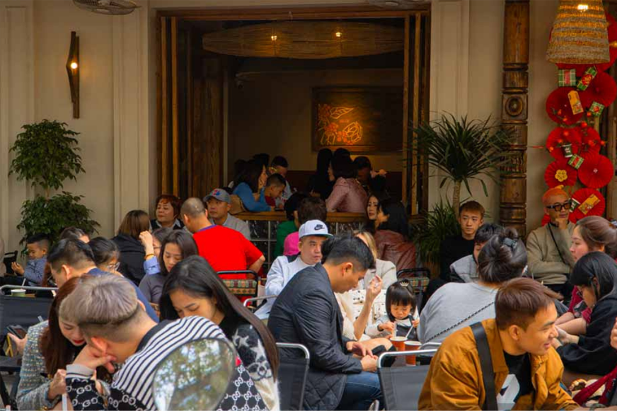 Quán cà phê địa phương ‘căng mình’ đón khách dịp Tết Nguyên đán