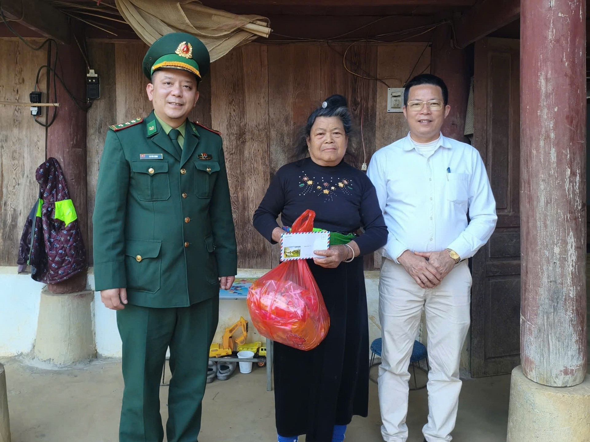 trao quà tết biên phòng.jpg