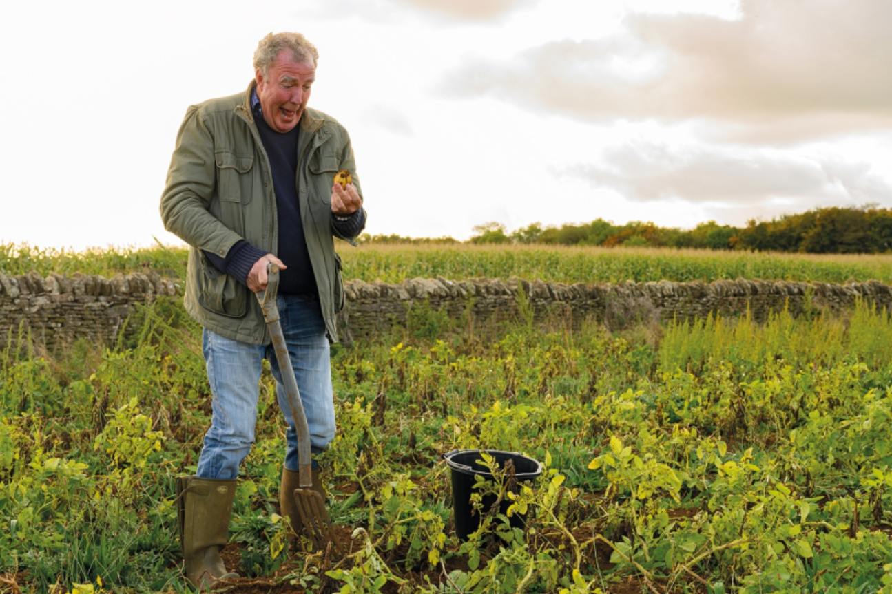 Triệu phú 65 tuổi lái Lamborghini đi cày ruộng khiến thế giới nhìn lại nghề nông