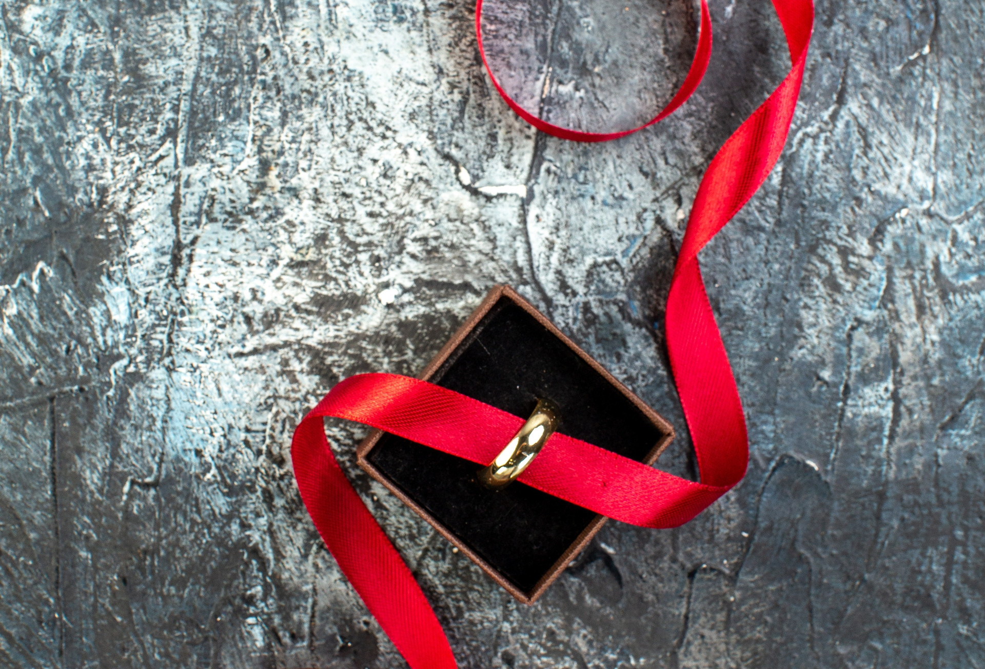 Vì sao nên mang theo dải ruy băng đỏ khi tới phòng khách sạn?