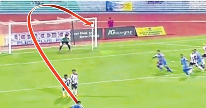 Video khi trái bóng được vẽ nên tuyệt tác từ chấm đá phạt