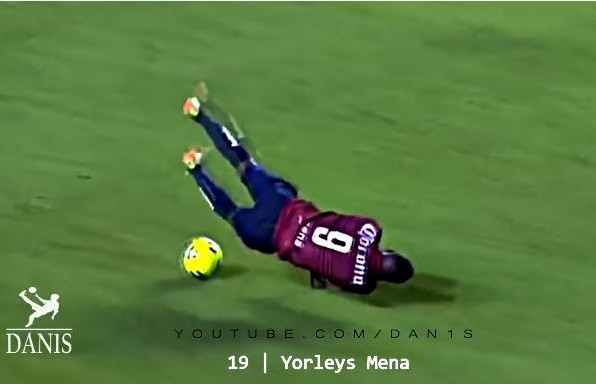 Video những khoảnh khắc không nhịn được cười trong bóng đá