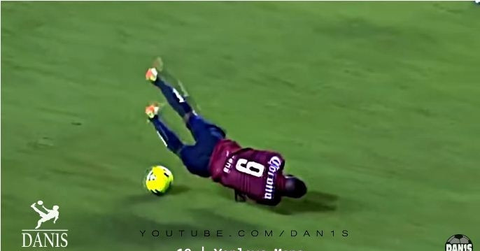 Video những khoảnh khắc không nhịn được cười trong bóng đá