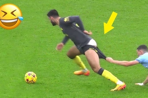 Video những pha bóng khiến CĐV cười ra nước mắt