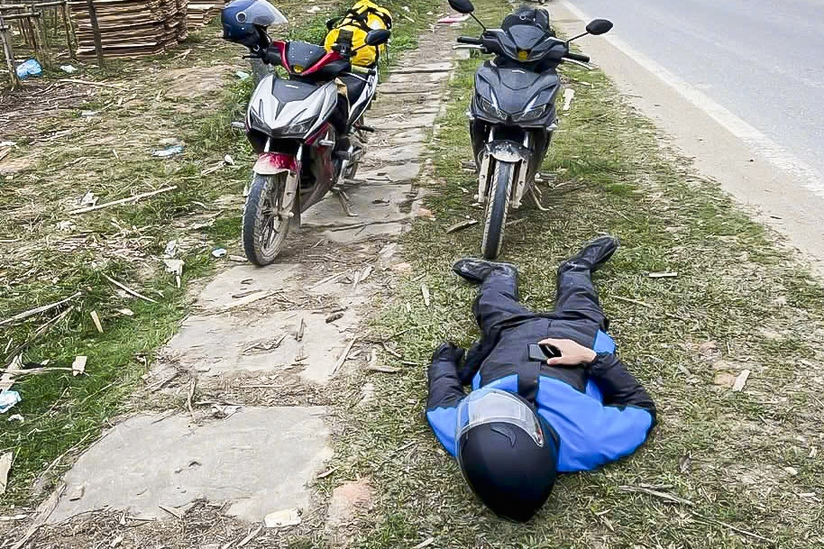 Vợ chồng vượt 600km bằng xe máy về quê ăn Tết và món quà xúc động sau lưng