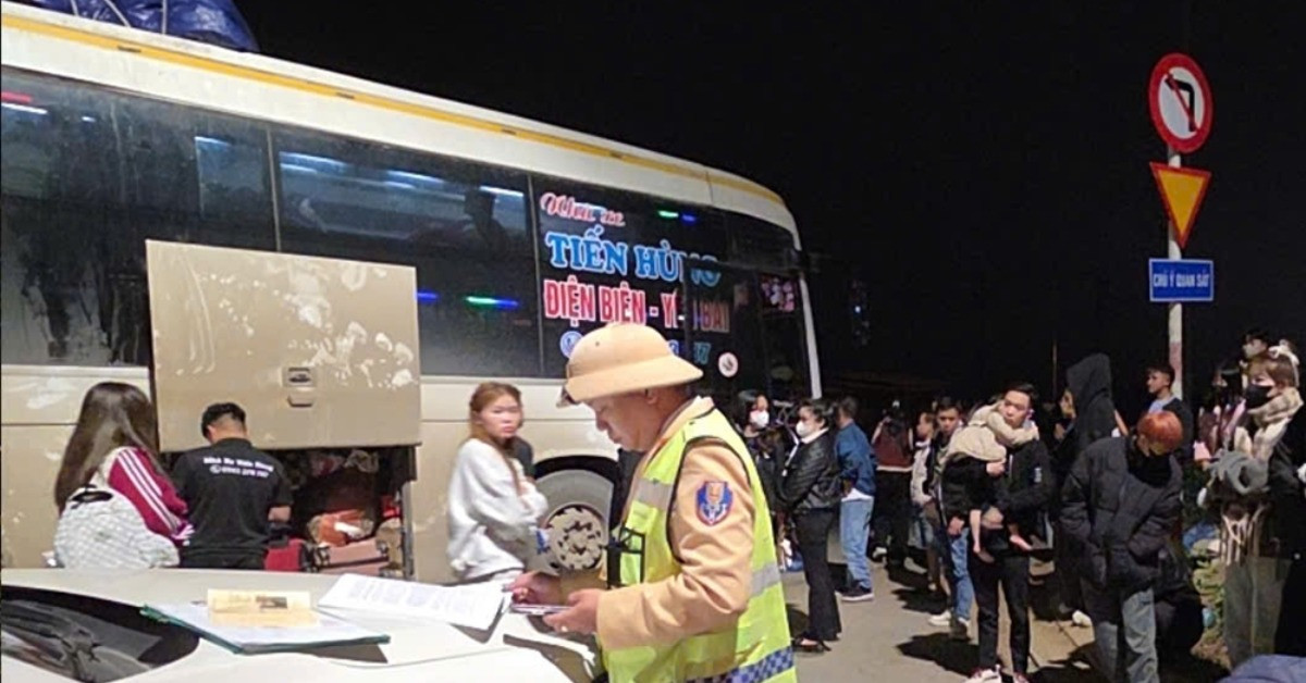 Ô tô &amp;apos;nhồi nhét&amp;apos; khách về quê ăn Tết, tài xế và chủ xe bị phạt gần 100 triệu đồng