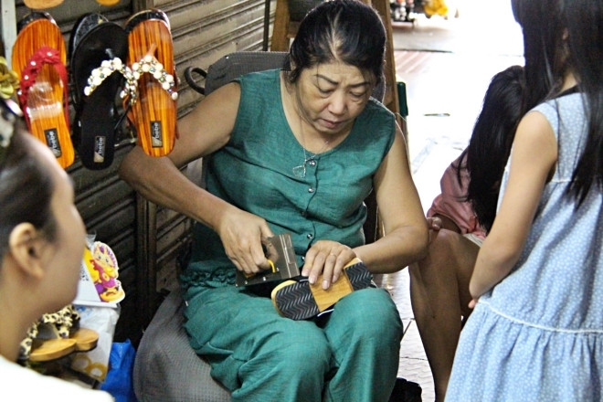 37 năm đóng guốc mộc giữa chợ, người phụ nữ TPHCM kiếm bộn tiền dịp Tết