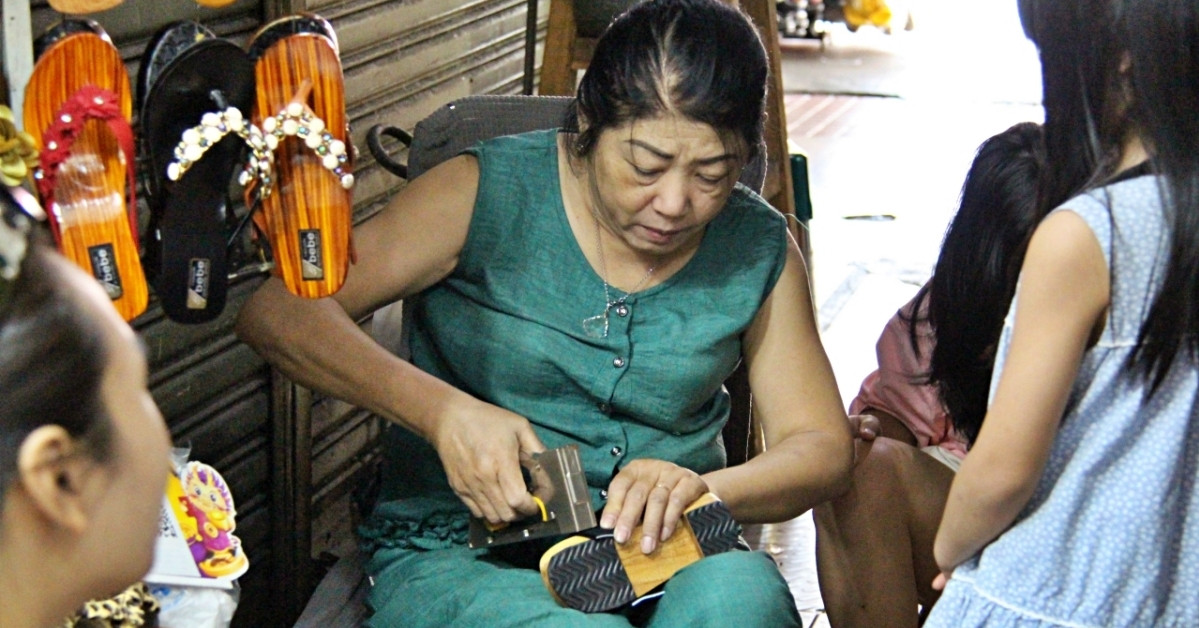 37 năm đóng guốc mộc giữa chợ, người phụ nữ TPHCM kiếm bộn tiền dịp Tết