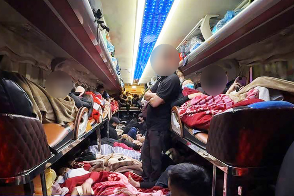 Hình ảnh bên trong ô tô 22 chỗ chở 73 khách, tài xế và chủ xe bị phạt hơn 278 triệu đồng