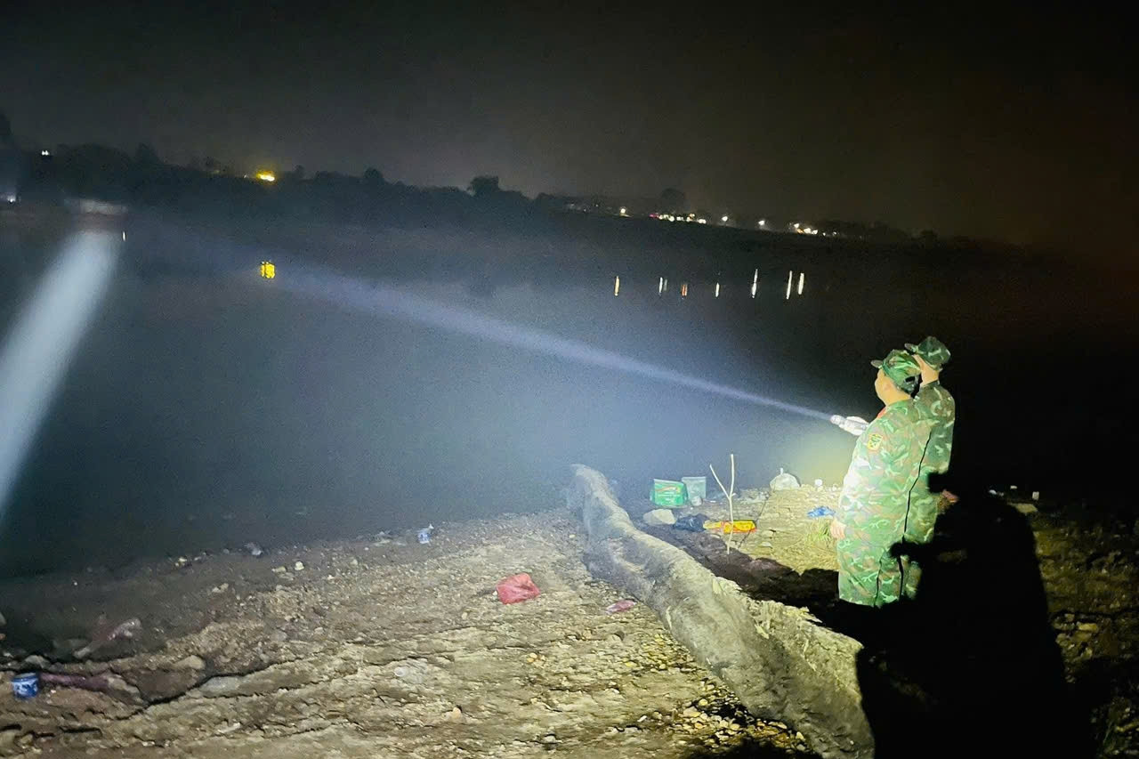 Gấp rút bắc cầu phao qua sông Lô trong ngày 28 Tết