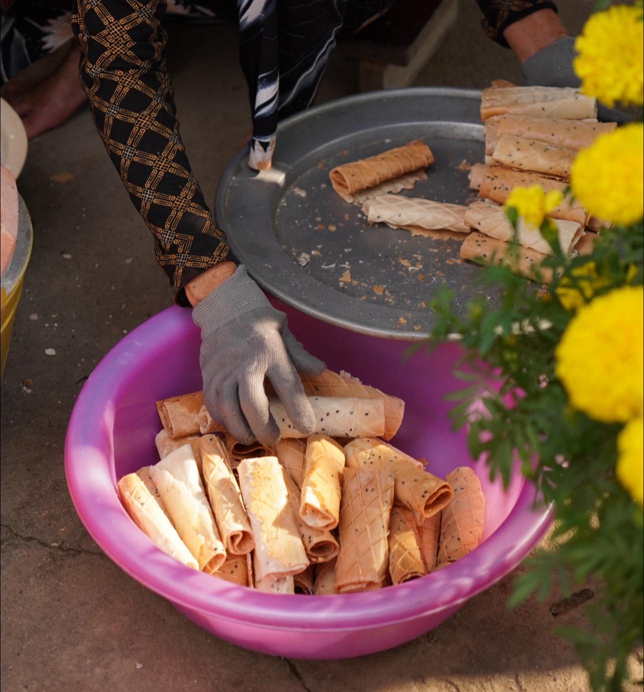 Bánh kẹp vừa chín phải cuộn nhanh tay