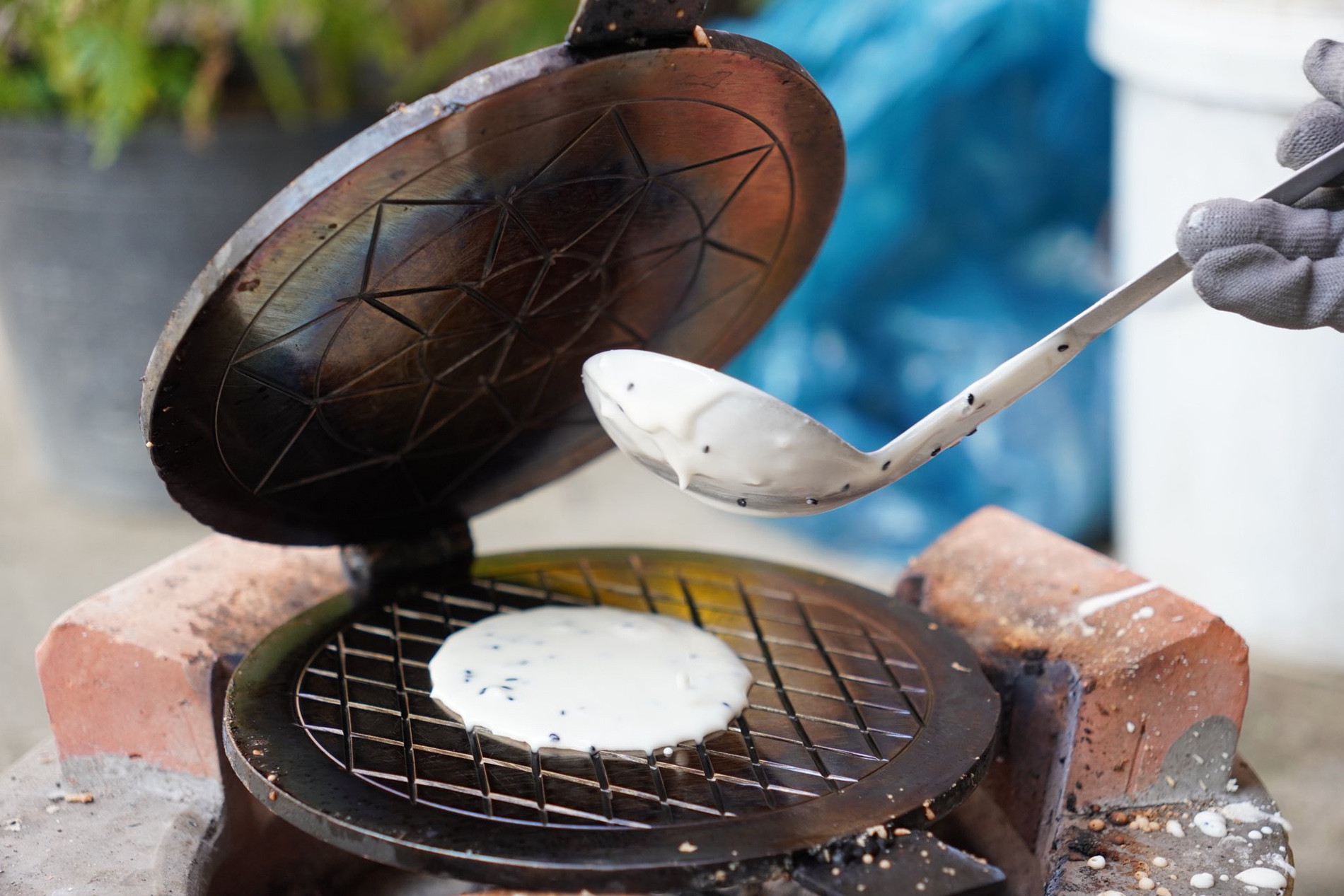 Các công đoạn làm bánh kẹp đòi hỏi sự khéo léo