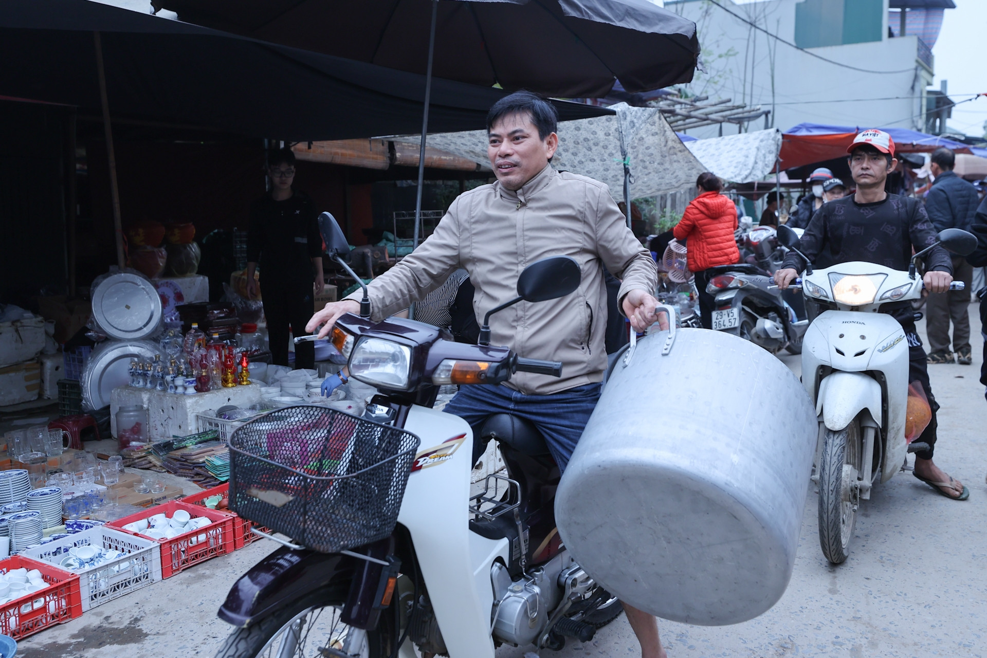 Bên trong phiên chợ cuối cùng của năm Ất Tỵ ở Hà Nội