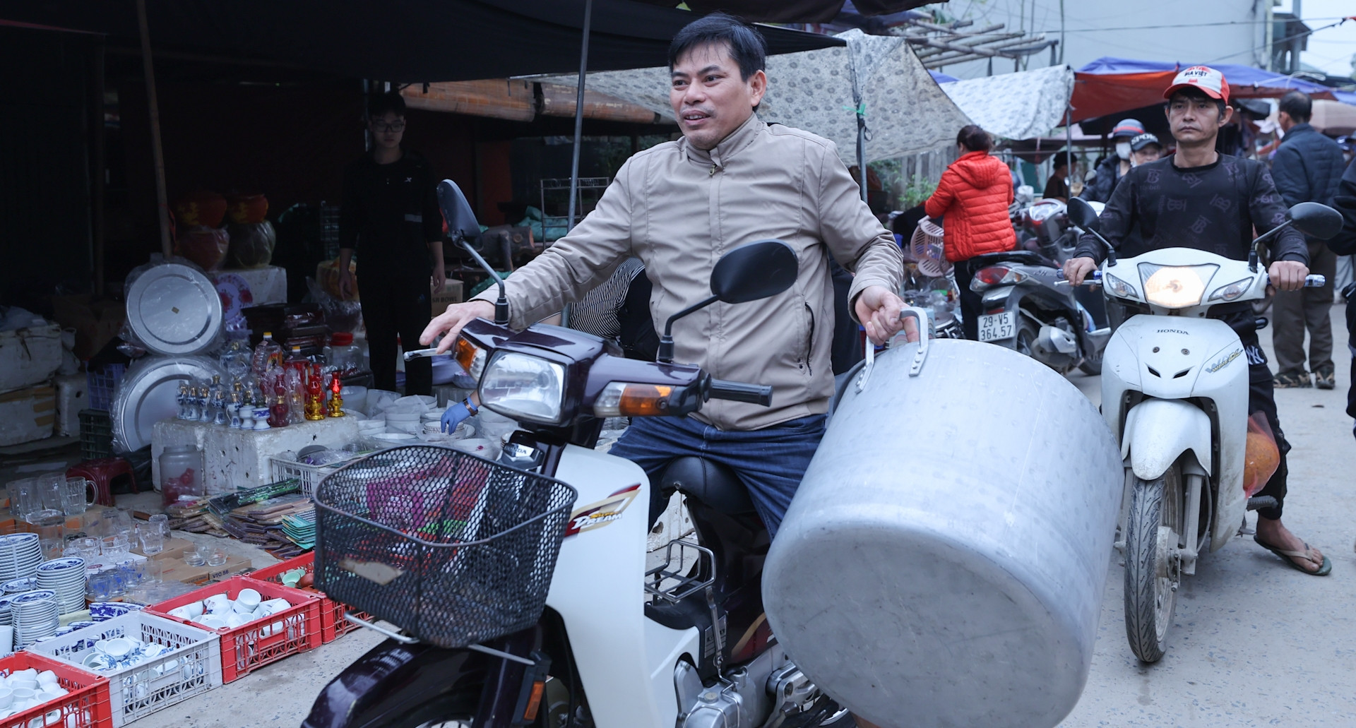 Bên trong phiên chợ cuối cùng của năm Ất Tỵ ở Hà Nội