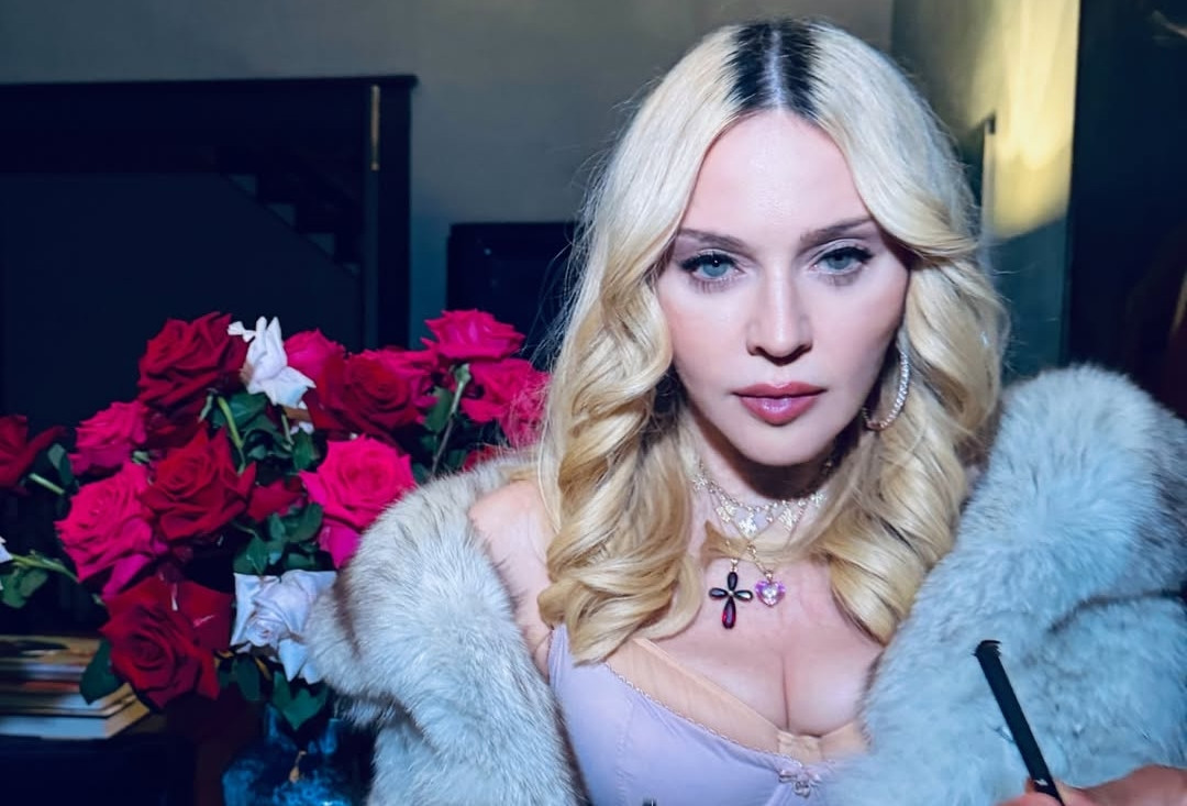 Ca sĩ Madonna diện nội y gợi cảm, tình tứ bên bạn trai kém 38 tuổi