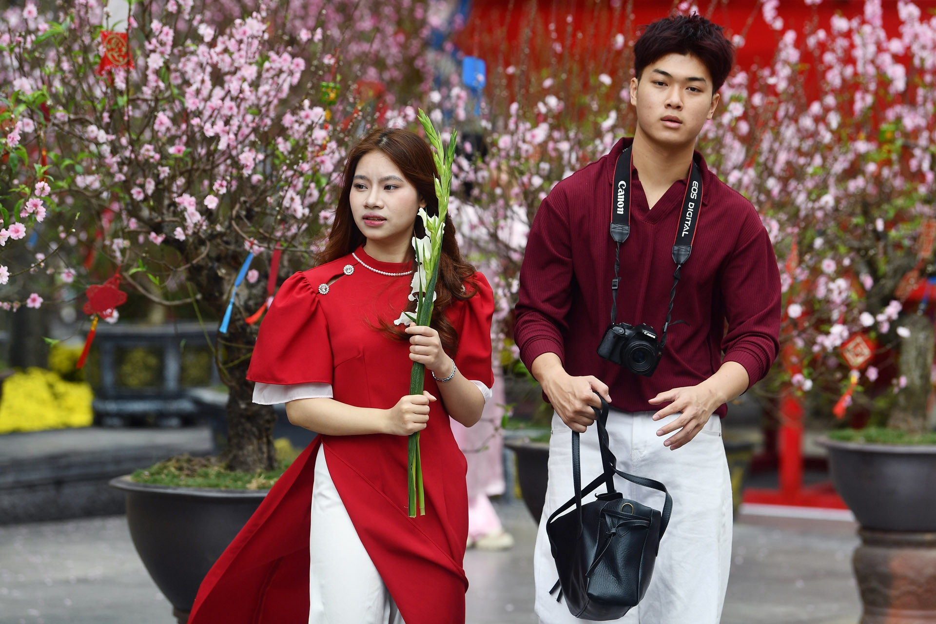 Giáp Tết, dòng người nườm nượp đổ về Hồ Gươm, phố cổ Hà Nội