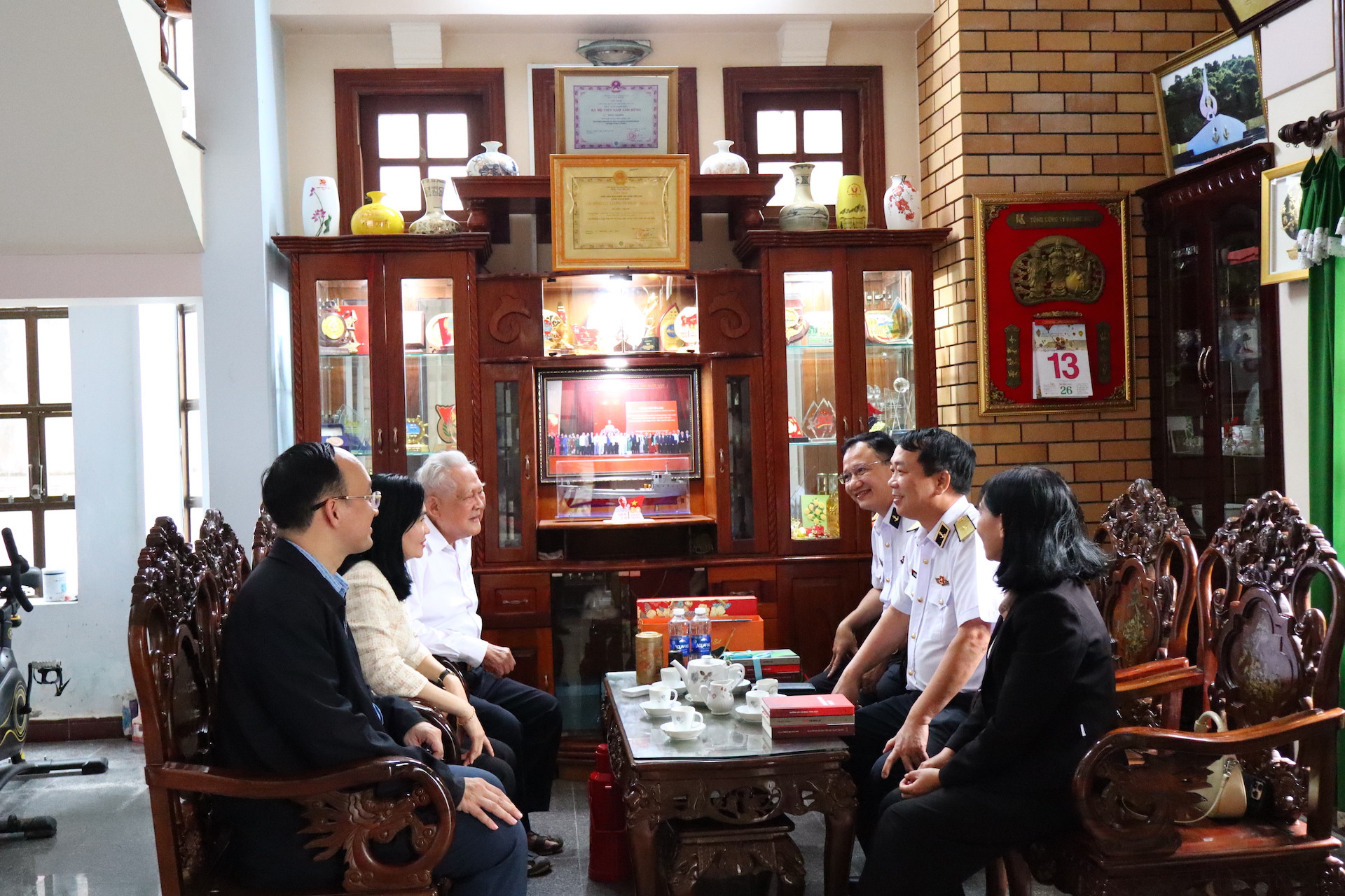 Hình ảnh 3 Đoàn công tác ân cần thăm hỏi sức khoẻ đồng chí Trung tá Hồ Đắc Thạnh..JPG