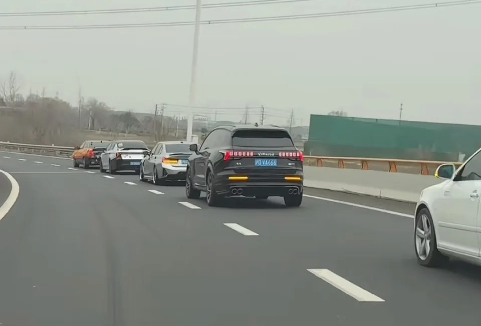 Hơn chục chiếc xe lạ nhập đoàn trên cao tốc, 'hộ tống' cô dâu lấy chồng xa