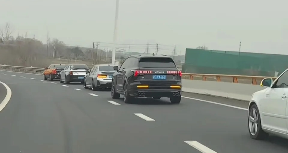 Hơn chục chiếc xe lạ nhập đoàn trên cao tốc, hộ tống cô dâu lấy chồng xa