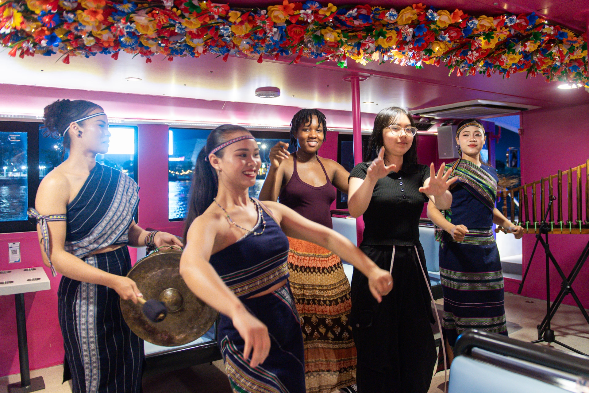 Khách quốc tế lần đầu đón Tết Việt, nghe cồng chiêng trên du thuyền sông Sài Gòn