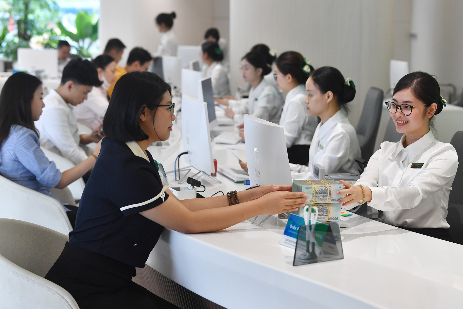 Loạt ngân hàng cắt giảm nghìn nhân sự, gọi tên 'ông lớn'