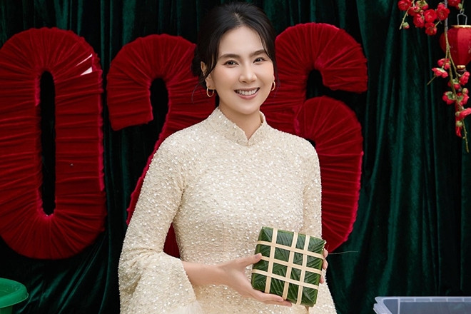 MC Mai Ngọc đón Tết trong biệt thự, NSND Việt Anh lãng mạn bên vợ kém 36 tuổi