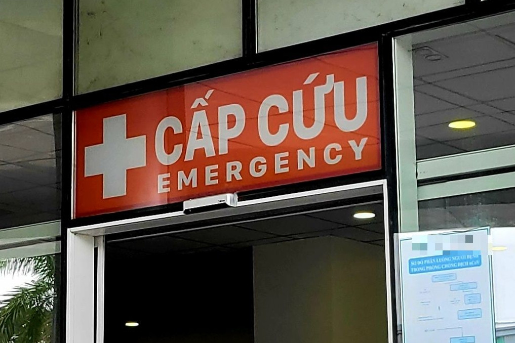 Người đàn ông trẻ đổ gục trên sân bóng