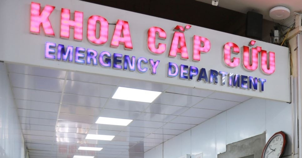 Người đàn ông trẻ đổ gục trên sân bóng