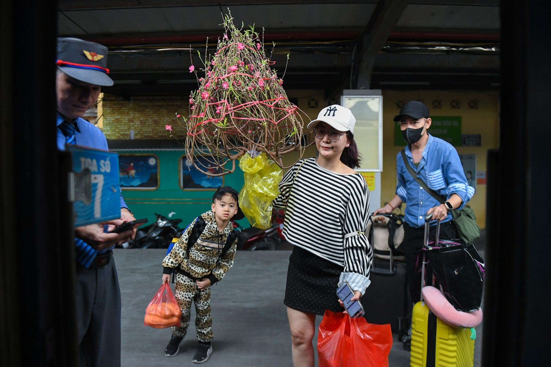 Sân ga ngày đầu nghỉ Tết nhộn nhịp, hành khách hối hả lên tàu về phương Nam