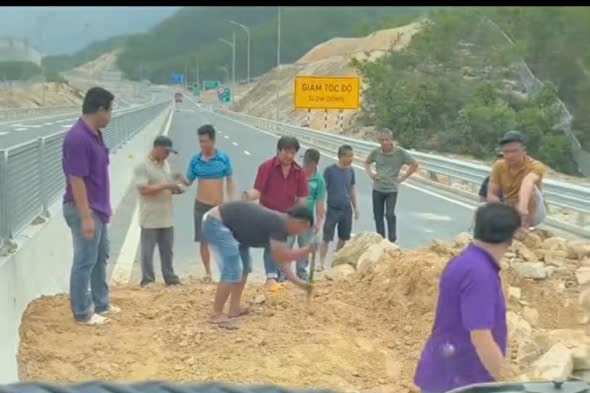 Tài xế xe khách 'xé rào', xúc đất để vượt qua cao tốc chưa khai thác