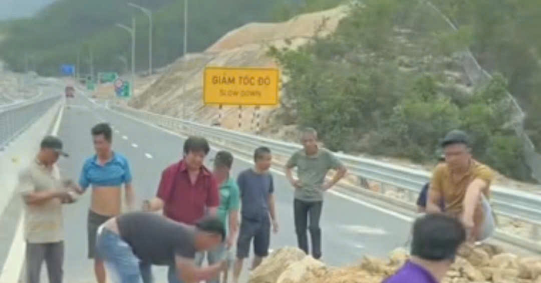 Tài xế xe khách 'xé rào', xúc đất để vượt qua cao tốc chưa khai thác