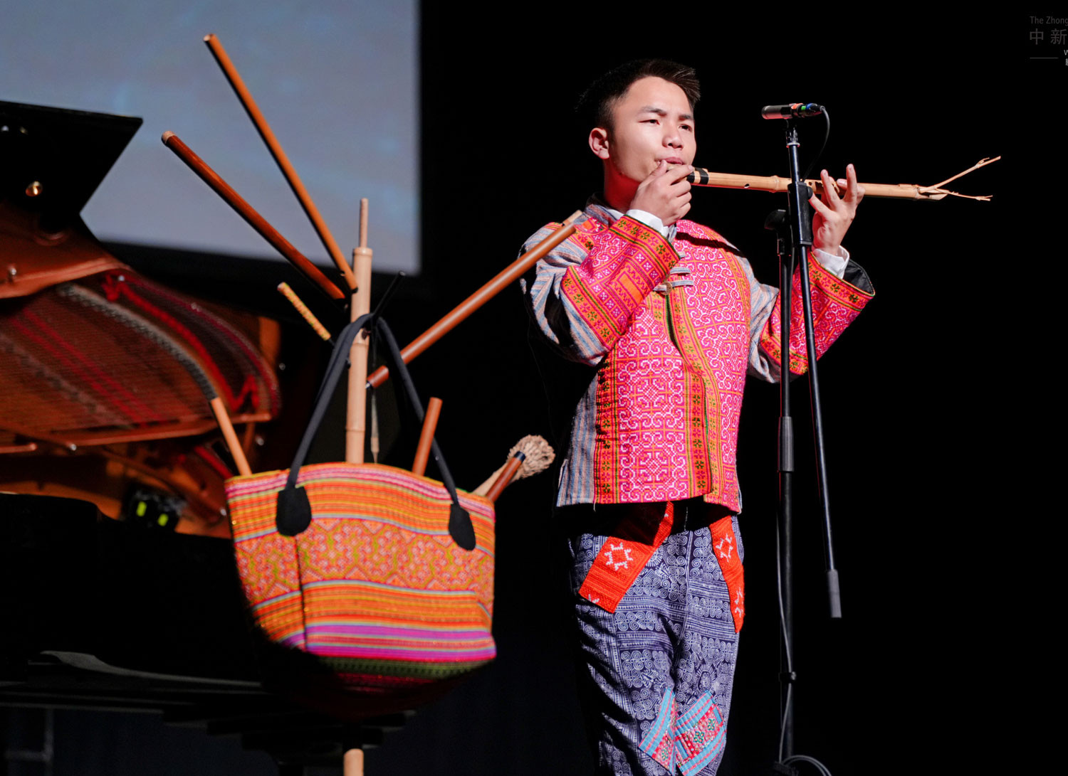 Thí sinh Giàng A Hảng biểu diễn tại Lễ Bế mạc và Trao giải ZhongSin 2026 tại Nhà hát Ngôi sao Singapore.jpg