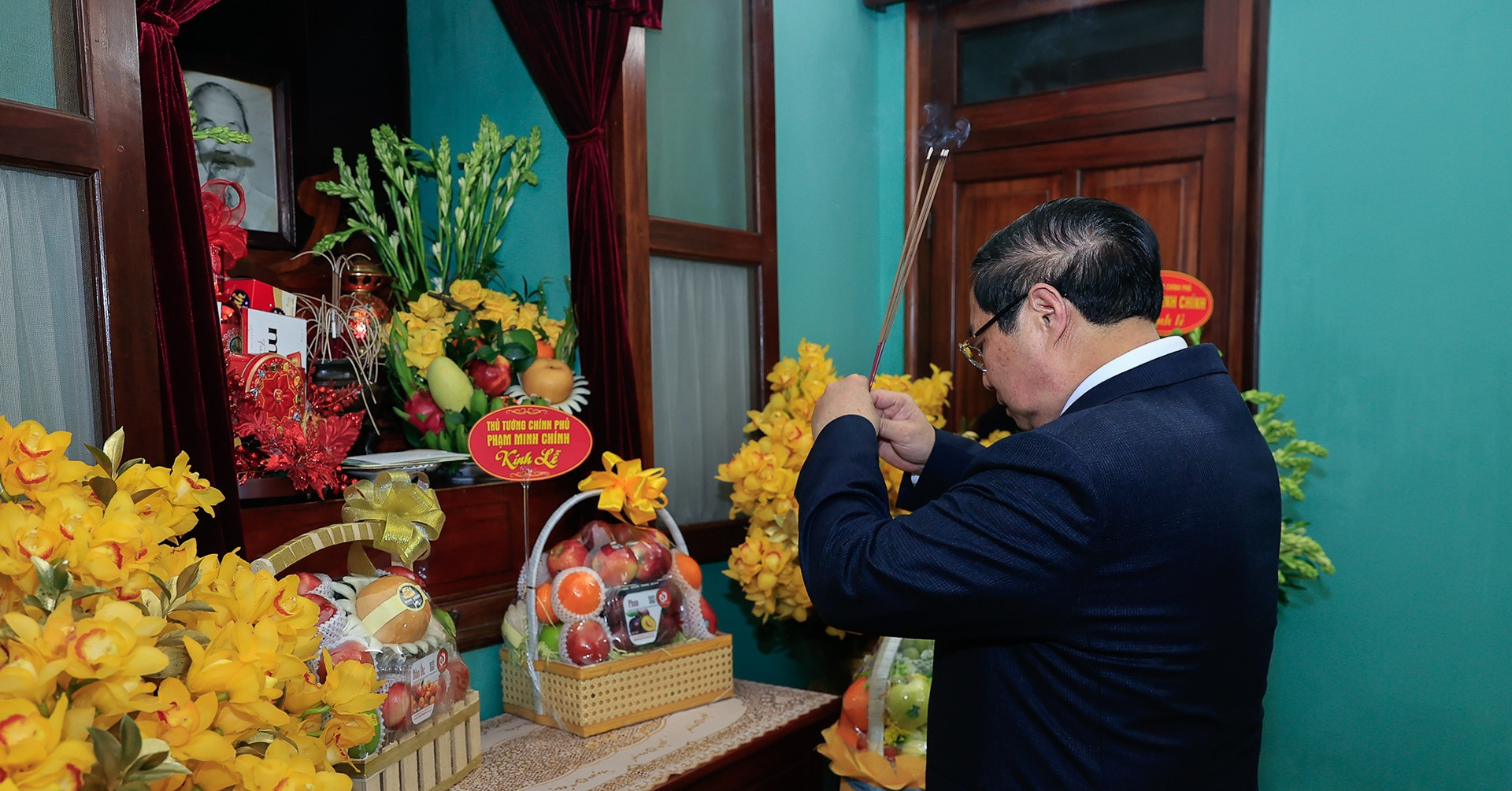 Thủ tướng dâng hương tưởng nhớ Chủ tịch Hồ Chí Minh tại Nhà 67