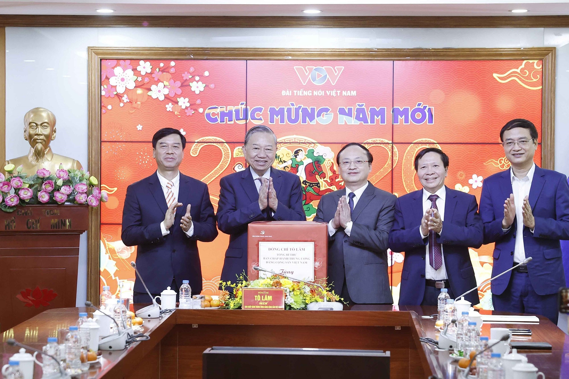 Tổng Bí thư Tô Lâm thăm, chúc Tết cán bộ, phóng viên VTV và VOV